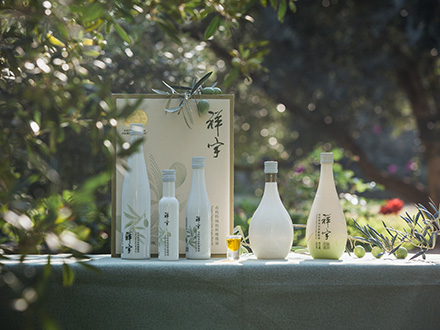 祥宇特級(jí)初榨橄欖油，純手工采摘、精選優(yōu)質(zhì)油橄欖鮮果，用意大利貝亞雷斯全自動(dòng)設(shè)備物理冷榨工藝，在鮮果采摘后8小時(shí)內(nèi)限時(shí)鮮榨而成。